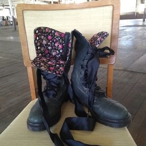 Women's Dr. Martens black lace up boots with floral interior (size 9.5)